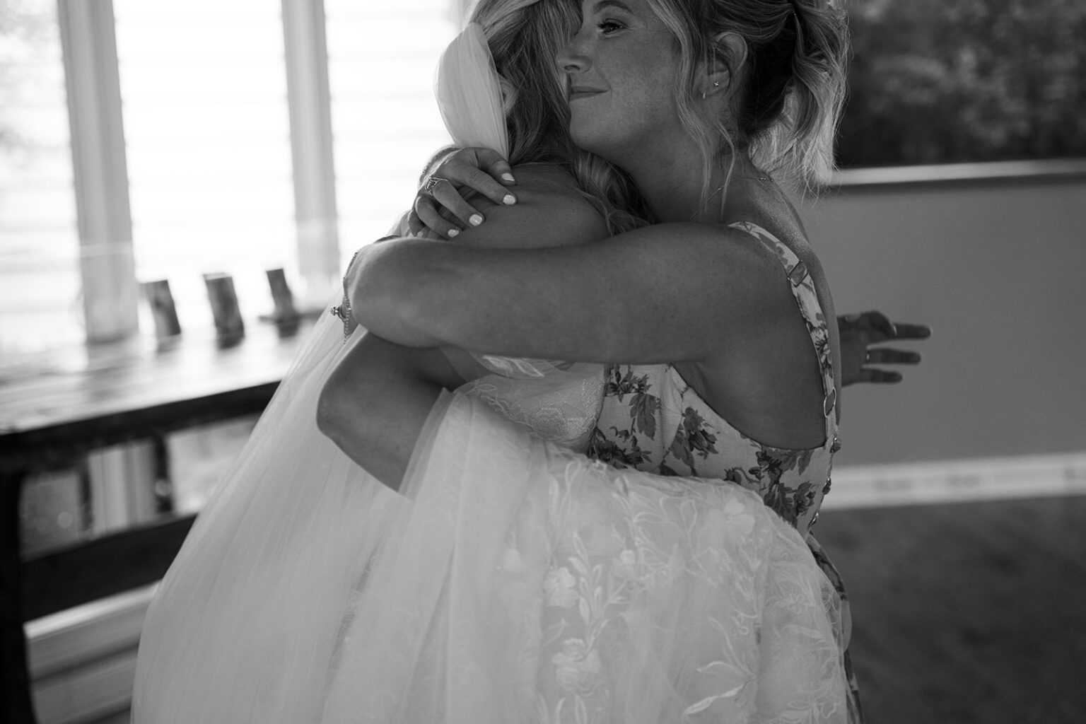 how-to-achieve-unposed-candid-photos-on-your-wedding-day